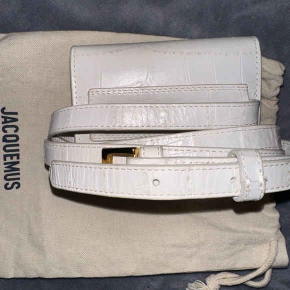 Barely worn color is off white no discoloration, marks or scratches - Picture 3 of 3